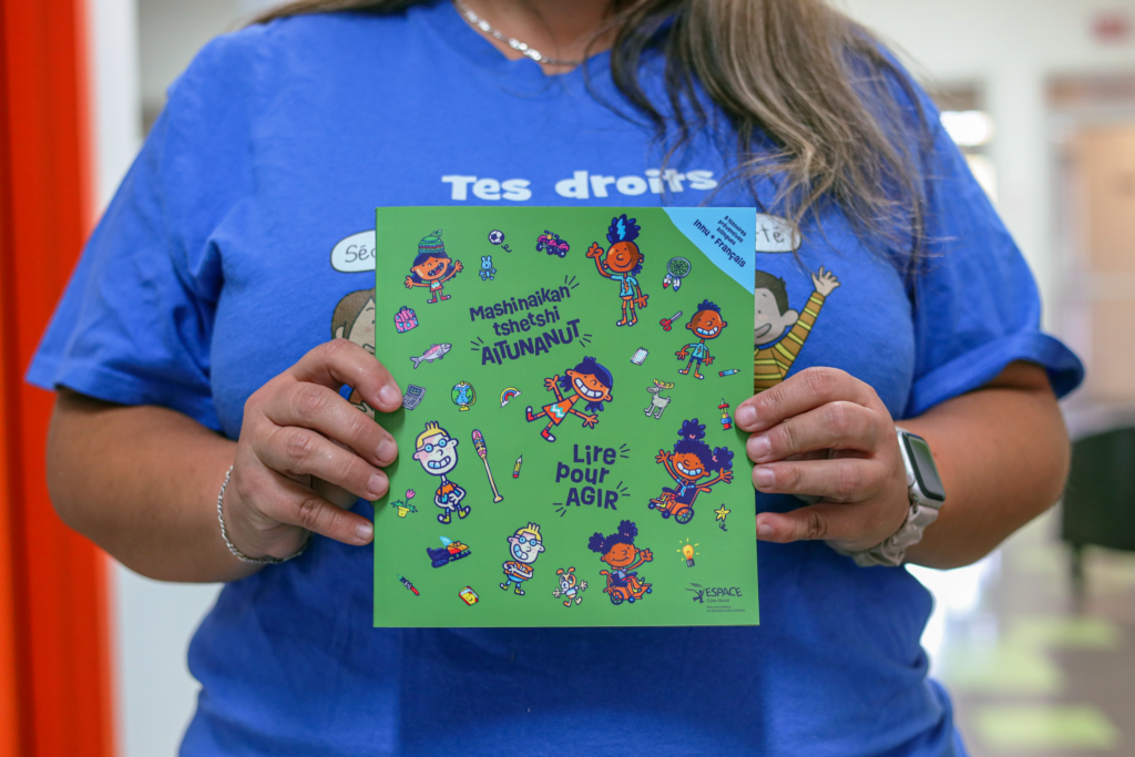 Employée d’ESPACE Côte-Nord présentant la BD bilingue français-innu Lire pour AGIR